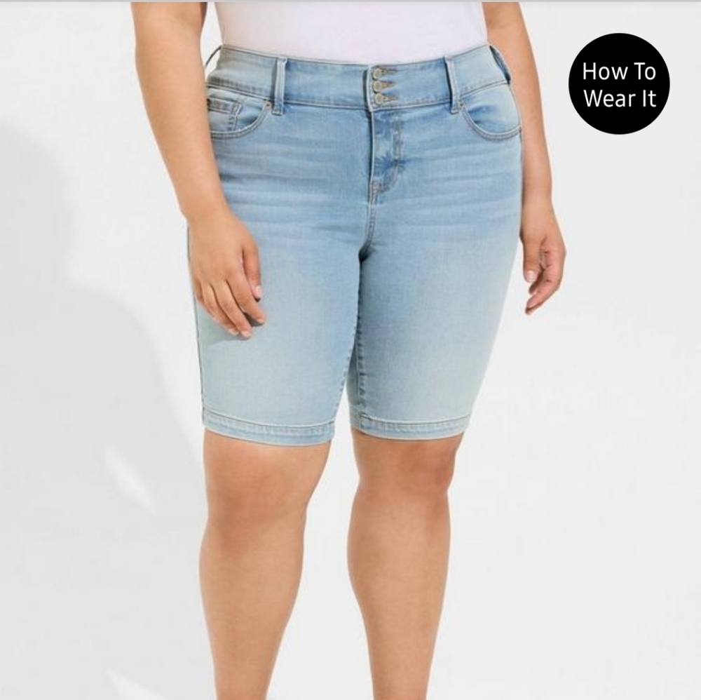 NWT TORRID 11 Inch Jegging Burmuda in White